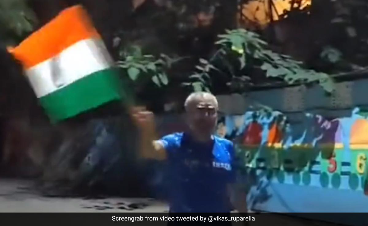 Watch: Bengaluru Man Walks 73 Km In 13 Hours To Trace Map Of India Within The City Watch: Bengaluru Man Walks 73 Km In 13 Hours To Trace Map Of India Within The City