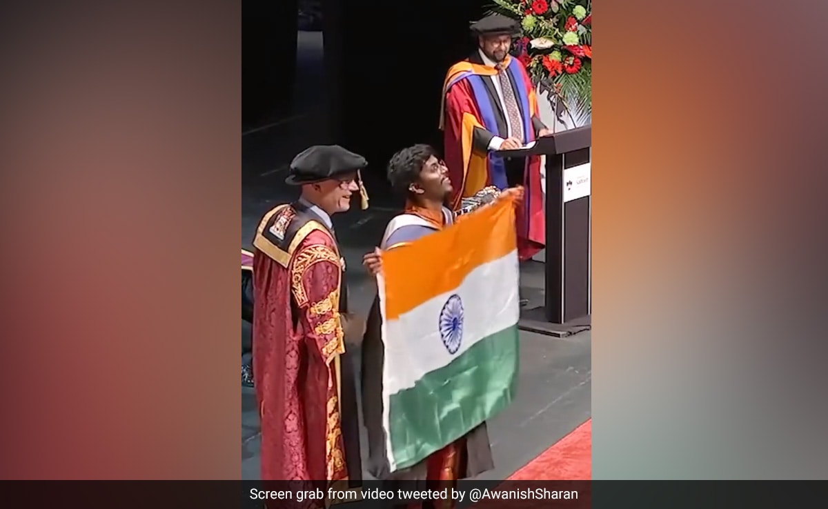 Watch: Student Unfurls Indian Flag At Graduation Ceremony Abroad, Internet Reacts Watch: Student Unfurls Indian Flag At Graduation Ceremony Abroad, Internet Reacts