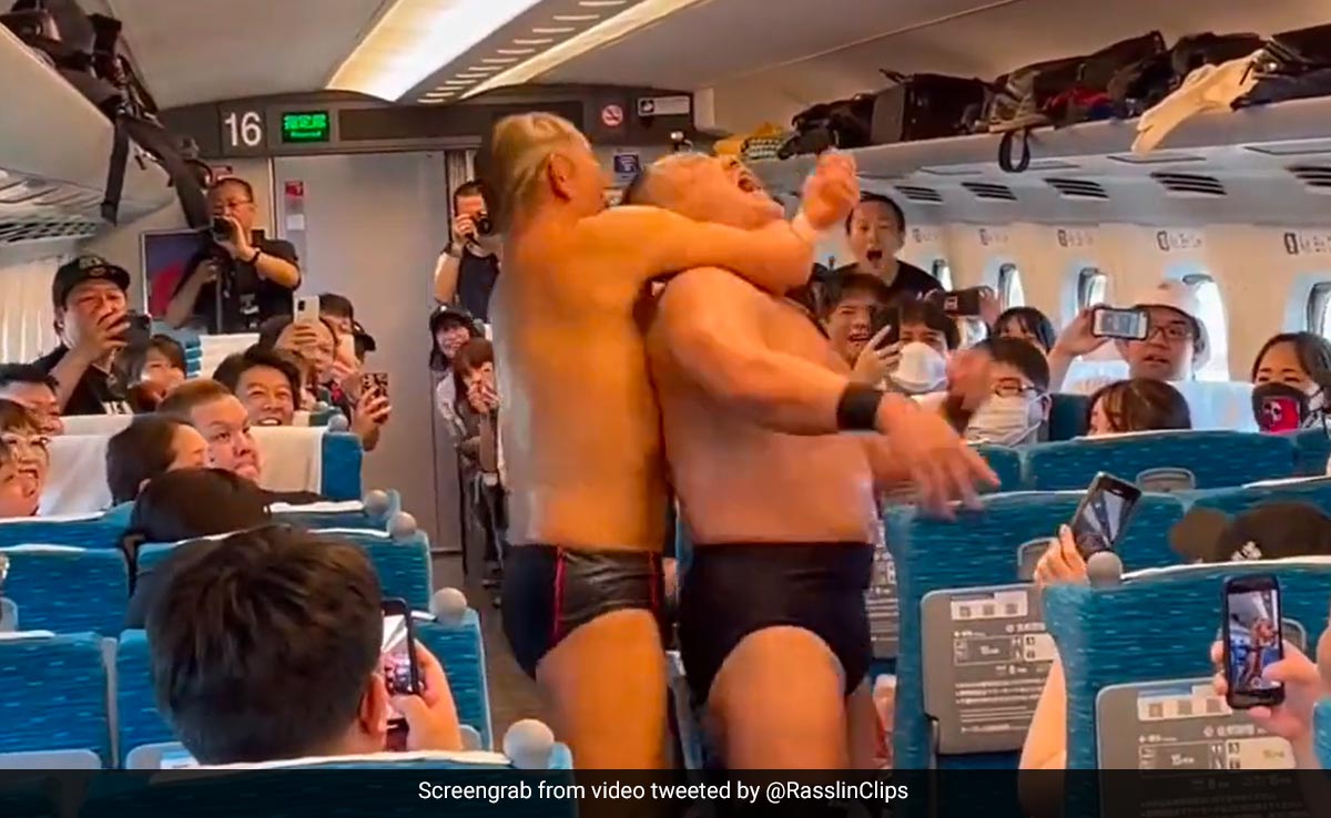 Watch: A WWE-Style Match On Bullet Train In Japan Stuns Passengers Watch: A WWE-Style Match On Bullet Train In Japan Stuns Passengers