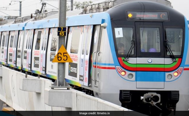 Passenger Gives Hungry Traveller Food In Hyderabad Metro, Internet Divided Passenger Gives Hungry Traveller Food In Hyderabad Metro, Internet Divided