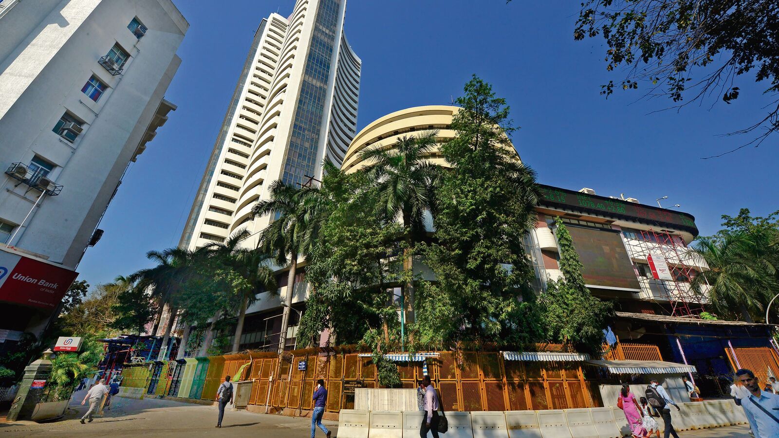 Stock market versus mutual funds: Wise to go for monkey investment experiment?